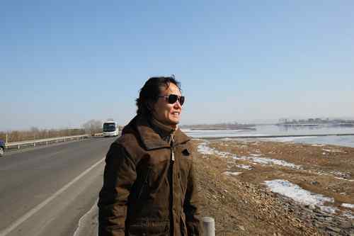 可怜(幸运)的秃鹫 可敬(可爱)的年轻人