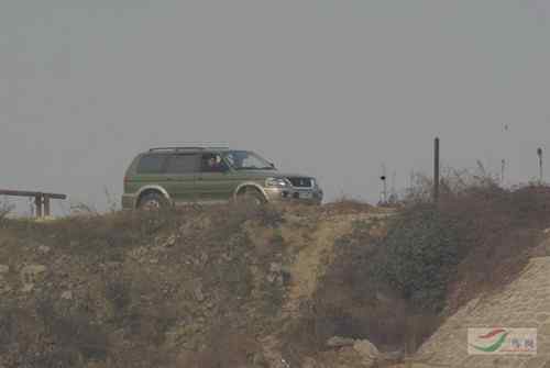 军车偷猎鸟 军人竟然打鸟