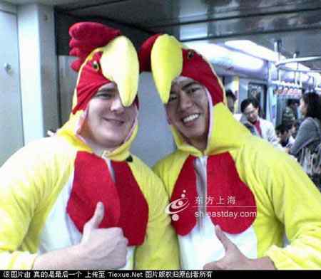 上海地铁再现行为艺术 公鸡兄弟