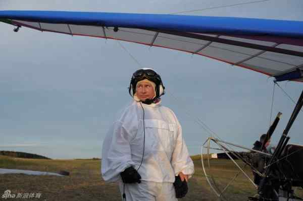 普京真男人 亲自驾驶滑翔机引领白鹤迁徙