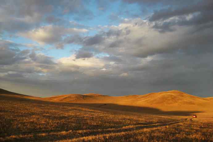 拔地而起的草原雕