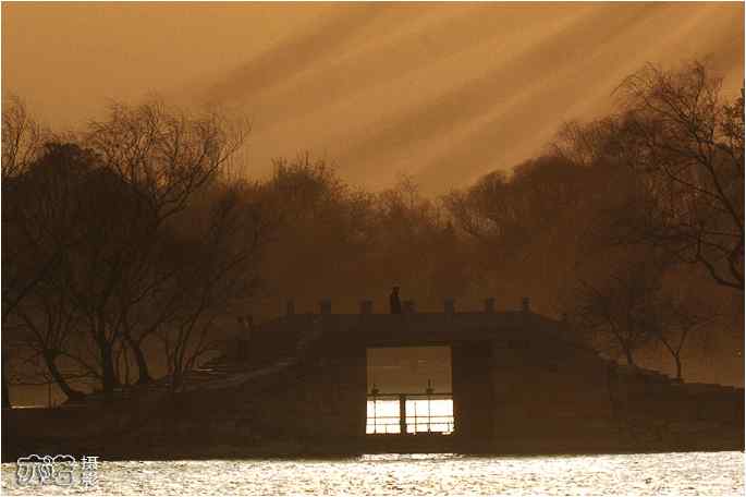  点击图片或使用键盘← →翻页