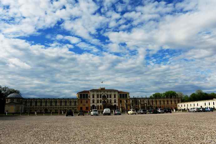 携意国白骨顶及风情向博友们问好并祝五一节愉快